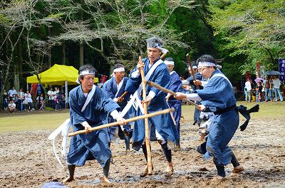 木の棒を使って踊る男性たちの写真