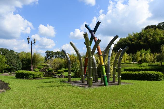 公園内にある竹をデザインしたモニュメントを撮影した写真