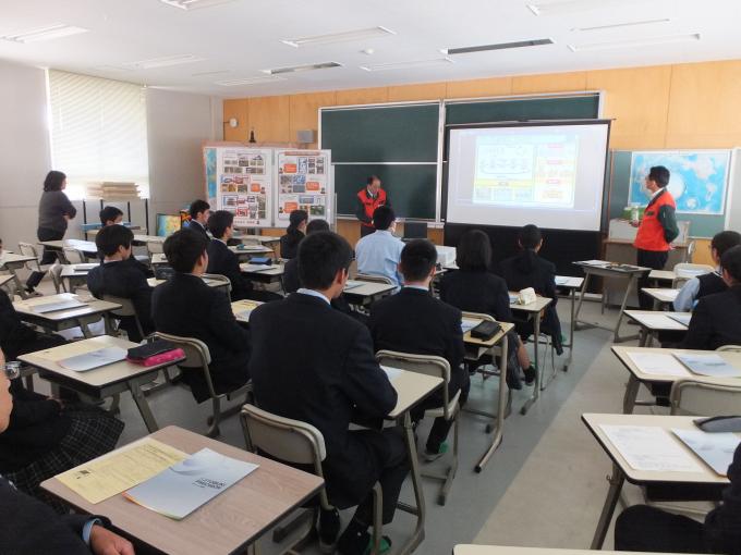 机で話を聞く生徒たちを後ろから見た写真