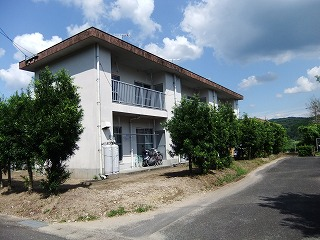 岩之上団地の建物を道路から見た外観写真