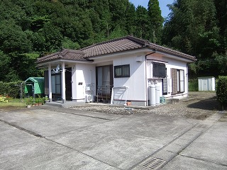 吉川団地(特定公共賃貸住宅)の家を前から見た外観写真