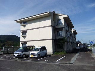 野中団地の建物を横から見た外観写真