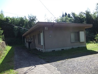 山峯(3)団地の建物を横から見た外観写真