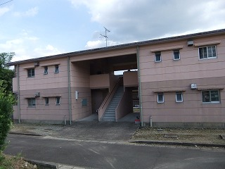 白男川団地(町営住宅)の建物を道路から見た外観写真