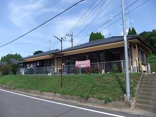 青芝野団地の家を道路から見た外観写真