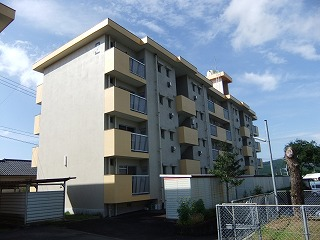 五日町西団地2号棟の建物を横から見た外観写真