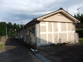 湯之坊団地の建物を横から見た外観写真