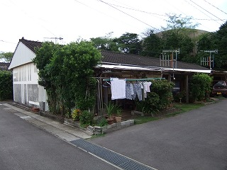 上向東団地の建物を横から見た外観写真
