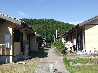 宮之城東谷団地の家の間の道を横から見た写真