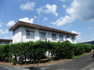 岩之上団地の建物を道路から見た外観写真
