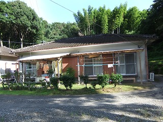 山峯(2)団地の家を横から見た外観写真