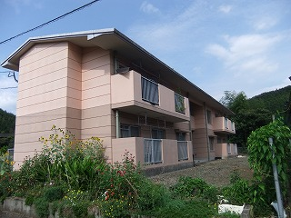 白男川団地(町営住宅)の建物を横から見た外観写真