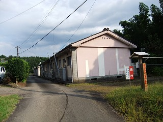 湯之坊団地の建物を横から見た外観写真