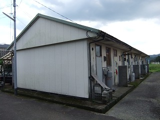 上向西団地の建物を横から見た外観写真