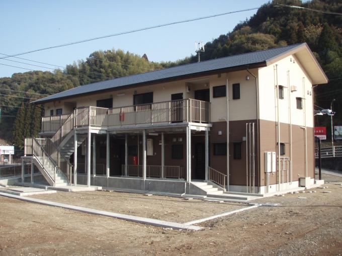 山崎団地の建物を道路から見た外観写真