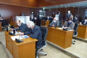 議場でさつま町議員達がペーパーレス会議システムのタブレット端末操作について研修を行っている写真