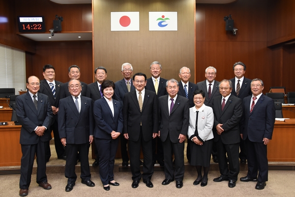 男女あわせて16名の議員が、さつま町議会場で初議会を開催した時の集合写真