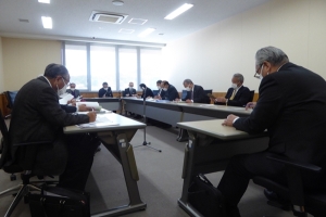 会議室でさつま町議員達が議員調査や議会活性化に関する自由討議を行っている写真