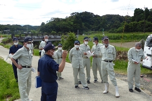 作業着を着用したさつま町議員達が被災した現地にて調査を行っている写真