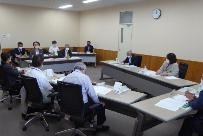 会議室にて、瀬戸内町議会の所管事務調査をさつま町議員達が受け入れている様子の写真