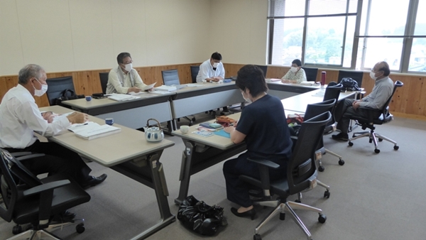 会議室で、男女6人の新議員が机を囲んで研修会を開催している写真