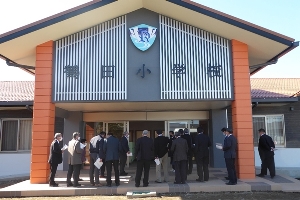さつま町議員達が新しい鶴田小学校の校舎を視察している写真