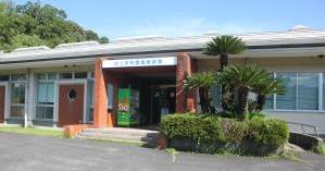 屋地楽習館の建物を前から見た写真