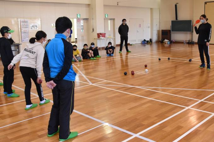 体育館でボッチャの試合をする子どもたちの写真