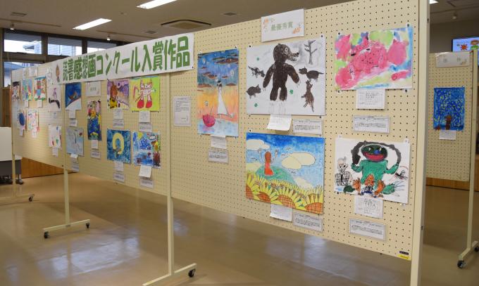 読書感想画コンクール入賞作品の展示写真
