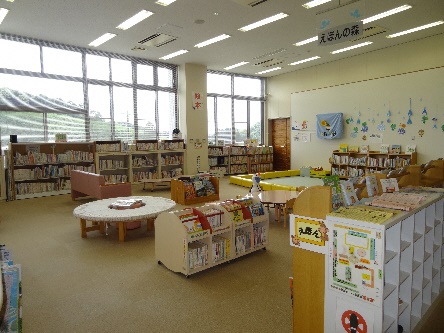 こども図書館の本棚が並んだ部屋の写真