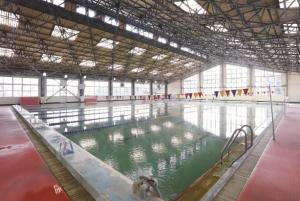 宮之城屋内温泉プールの屋内の全景を右前から見た写真