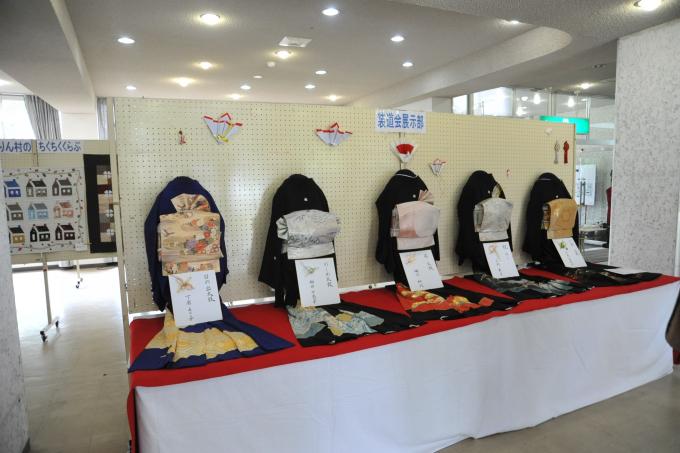 様々な着物が展示されている様子の写真