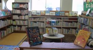図書室の本棚が並んでいる写真