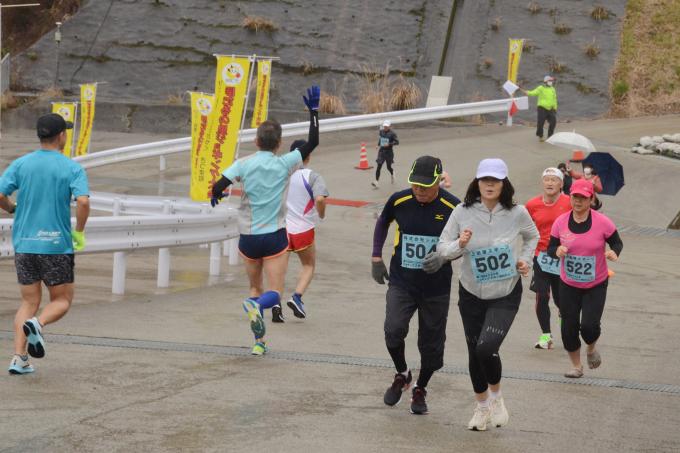 坂道を行き交うランナーたちの写真