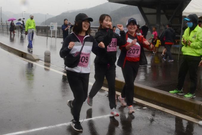 並んでゴールする女性ランナーの写真