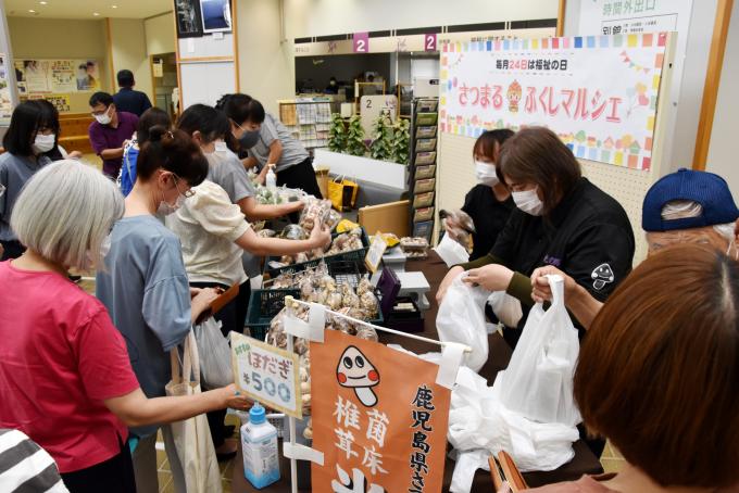 役場本庁で行われた、さつまる・ふくしマルシェで来場者が商品を選んでいる様子の写真