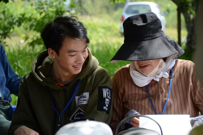 座って談笑する男性と女性の写真