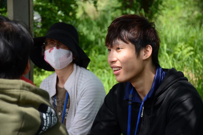 座って談笑する男性と女性の写真
