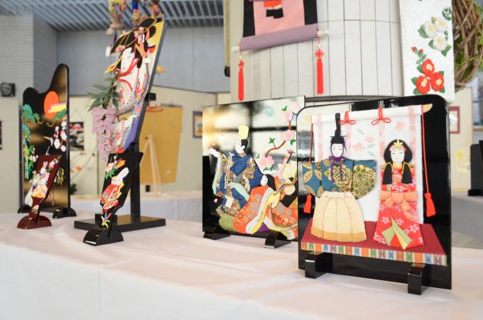 羽子板や雛人形などの押絵が立てられている写真