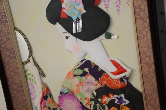 着物を着て鏡を手にもつ女性の押絵の写真