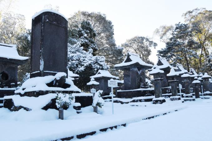 雪を被った宗功寺公園の墓所の写真