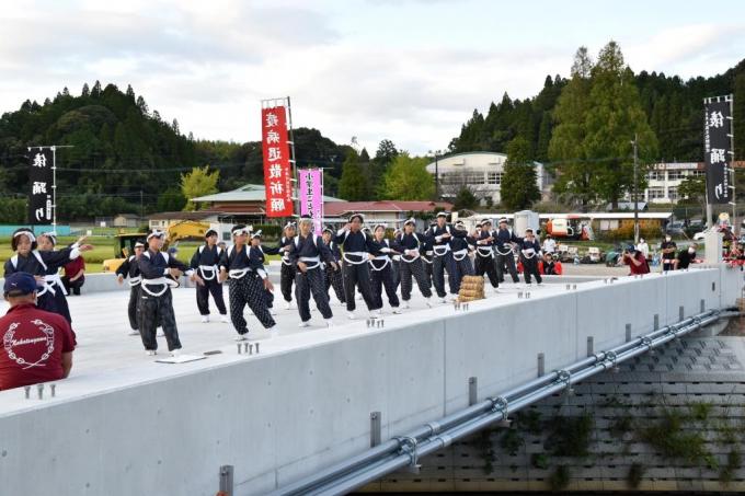 橋の上での俵踊りの演舞を撮影した写真