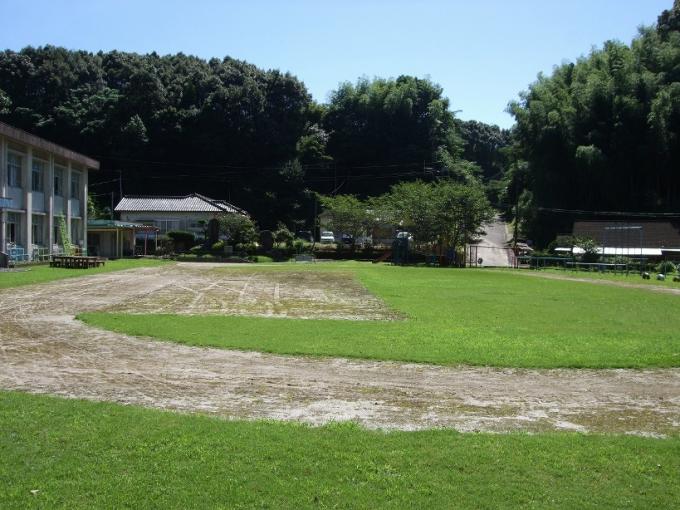 柊野小学校の校庭を横から見た写真