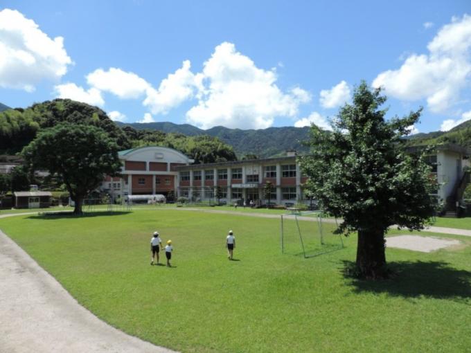 泊野小学校の校庭を見下ろした写真