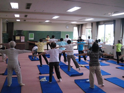 部屋に集まって体操をする参加者の写真