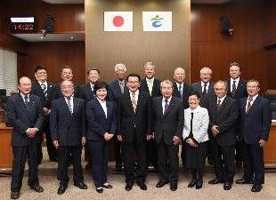 町議会議員たちの集合写真