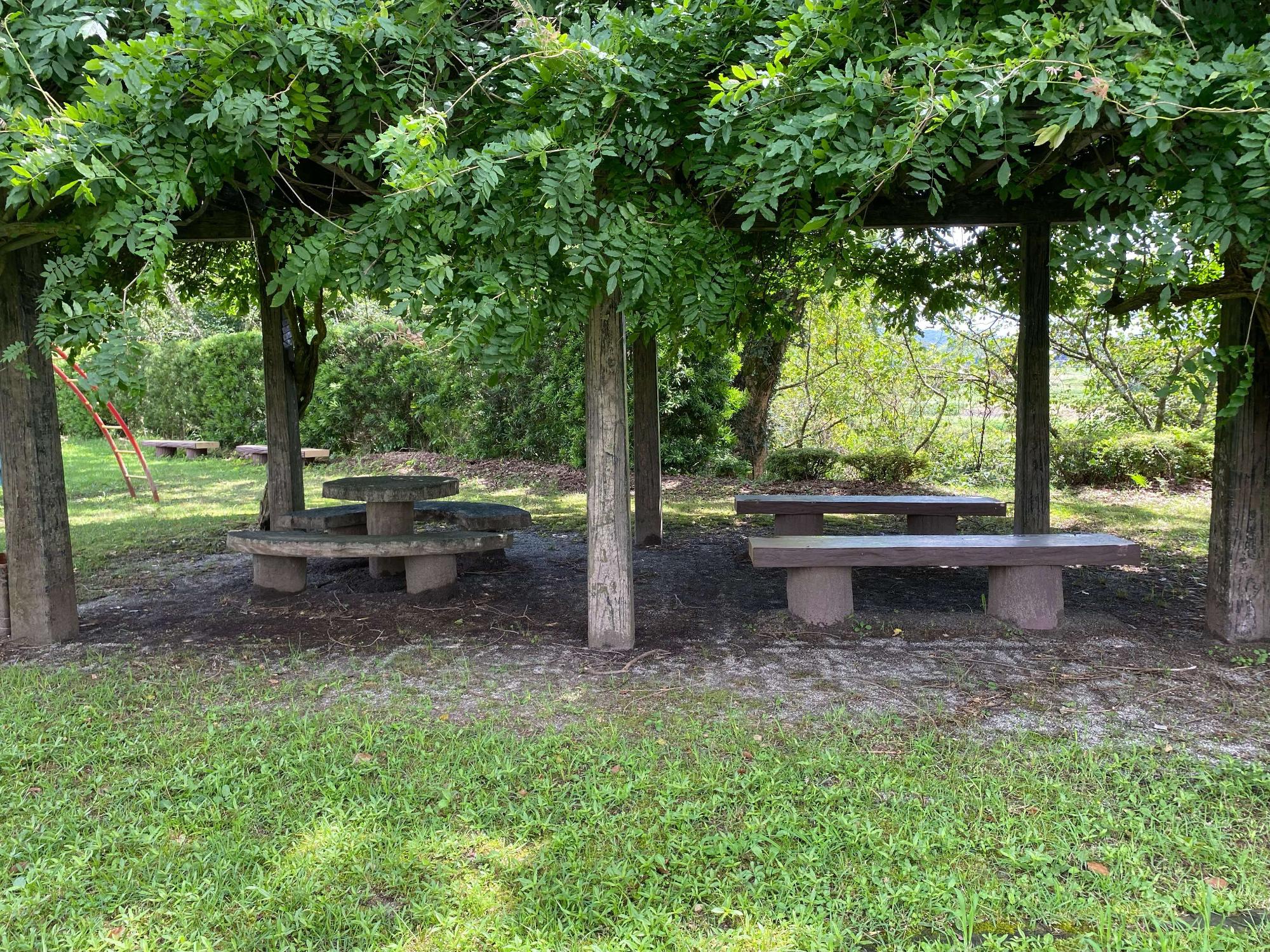 轟公園休憩スペース