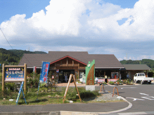 茶色い三角屋根のせせらぎの郷二渡の建物全体を入り口側道路から写した写真