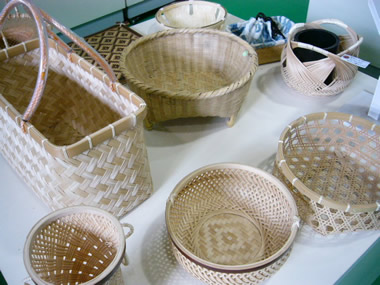 竹細工のカゴやザル、バッグが並べられた写真