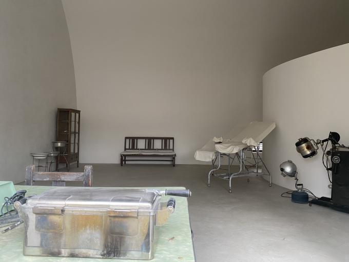 医療器具などの遺品が展示されたドーム型の室内写真